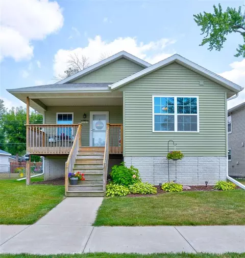 1213 10th St NW, Cedar Rapids, IA 52405