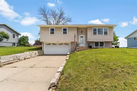 107 Circle Dr, Williamsburg, IA 52361