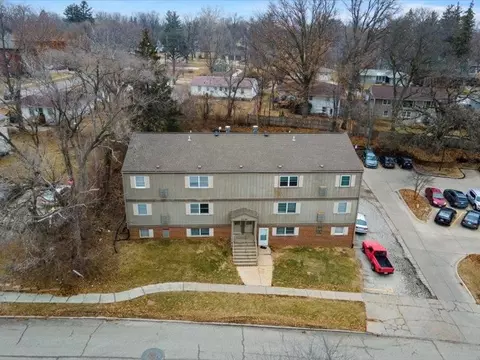 1124 Oakcrest St, Iowa City, IA 52246