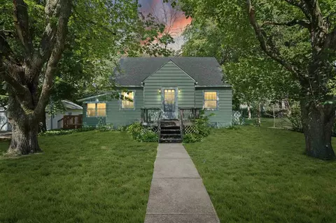 717 6th St, Kalona, IA 52247