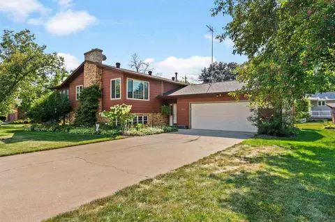 913 9th St, Kalona, IA 52247
