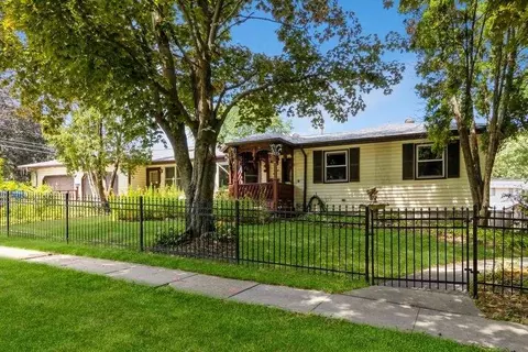 700 Woodside Dr, Iowa City, IA 52246