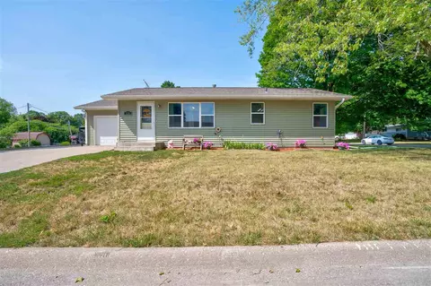 104 W 15th St, Washington, IA 52353