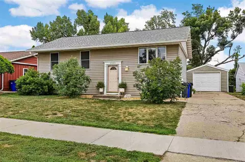 1201 Sioux Dr NW, Cedar Rapids, IA 52405