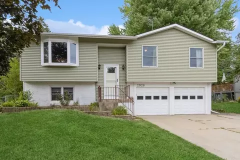 2928 Sweet Briar Ave, Iowa City, IA 52245