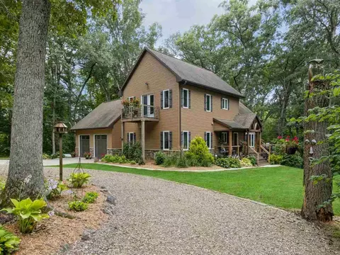 3987 Windwood Rd SE, Riverside, IA 52327