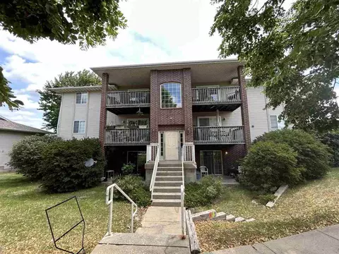 1001-1047 W Side Dr, Iowacity, IA 52246