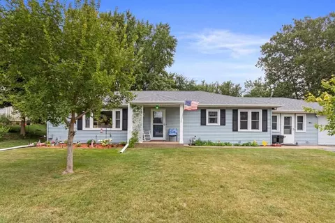 1208 8th Ave, Wellman, IA 52356