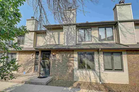 982 W Side Dr, Iowacity, IA 52246