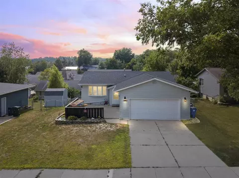 1642 27th St NW, Cedar Rapids, IA 52405