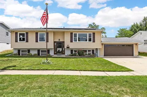127 32nd St NW, Cedar Rapids, IA 52405