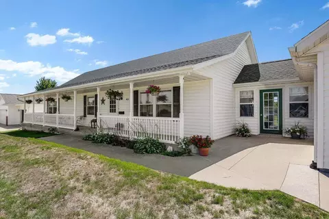 401 6th St E, Newhall, IA 52315