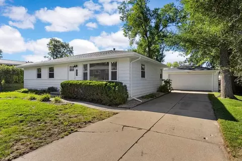 3647 Skylark Ln, Cedar Rapids, IA 52403