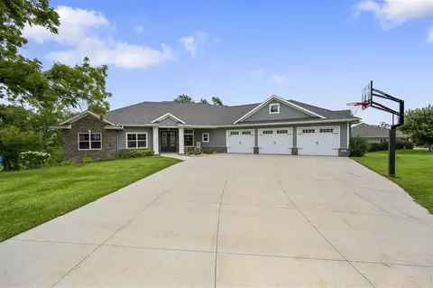 2611 Diamondwood Dr, Cedar Rapids, IA 52403
