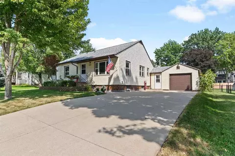 718 3rd St, Kalona, IA 52247
