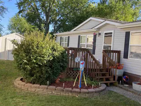 320 Mosswood Ln, Iowa City, IA 52246
