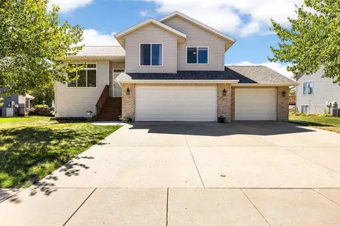 70 Vixen Ln, North Liberty, IA 52317