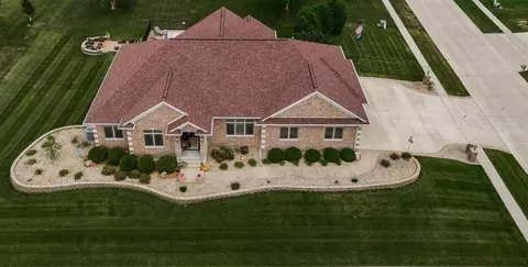 500 Chestnut Dr, Robins, IA 52328