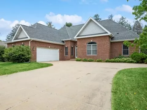 205 N Highland Dr, Cedar Falls, IA 50613