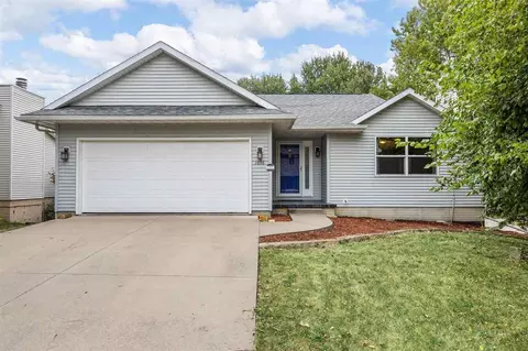 1058 Briar Dr, Iowa City, IA 52240