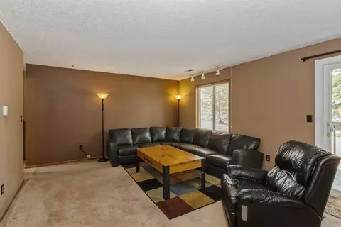437 Westwinds Dr, Iowa City, IA 52246