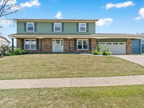 3935 Rollingwood Dr NW, Cedar Rapids, IA 52405