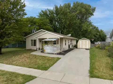 2422 Whispering Meadow Dr, Iowa City, IA 52240