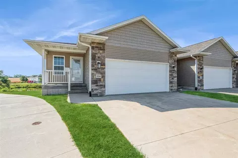 554 Meadow Oak Cir, Fairfax, IA 52228
