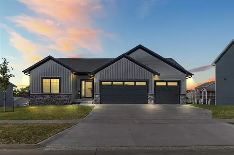 922 Horizon Dr, Tiffin, IA 52340