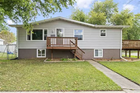 1800 Highland Rd, Ely, IA 52227