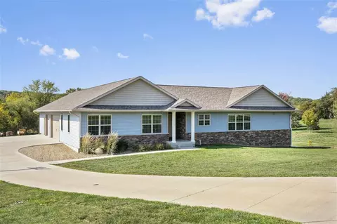 2627 Hunter Ct NW, Swisher, IA 52338