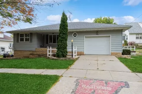 602 W Walnut St, Williamsburg, IA 52361
