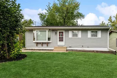 1524 Woodside Dr NW, Cedar Rapids, IA 52405