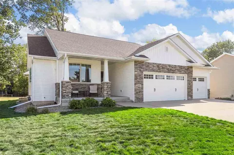 885 Creekbend Cir, Marion, IA 52302