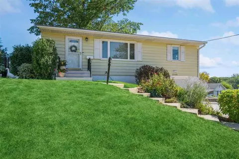 2946 Circle Dr NE, Cedar Rapids, IA 52402