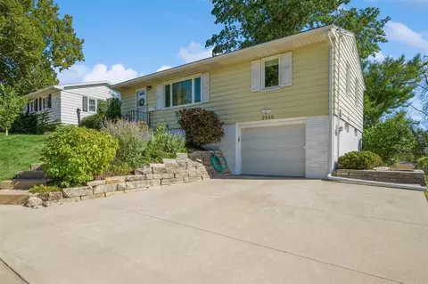 2946 Circle Dr NE, Cedar Rapids, IA 52402 photo 2