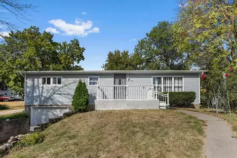 808 8th St, Wellman, IA 52356