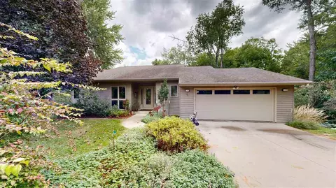 6 Glenview Knl NE, Iowa City, IA 52240