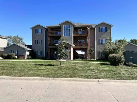 2742 Triple Crown Ln, Iowa City, IA 52240