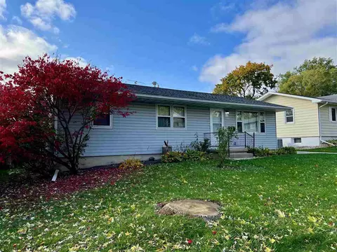 1113 Dover St, Iowa City, IA 52240