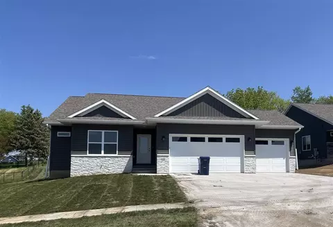 929 Prairie View Dr, West Branch, IA 52358