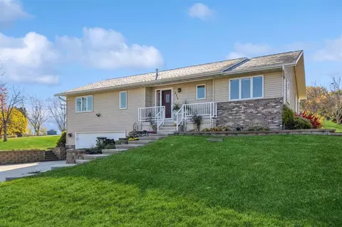 216 Hillcrest Dr NE, Solon, IA 52333
