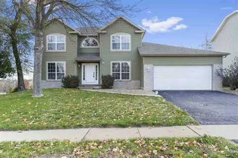411 Cobble Stone Dr NW, Cedar Rapids, IA 52405