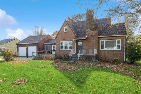 205 E 11th St, Tipton, IA 52772
