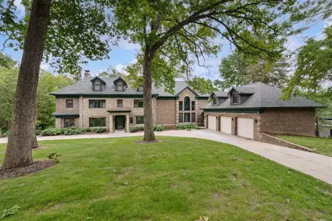 2075 Cottage Glen Rd SE, Cedar Rapids, IA 52403