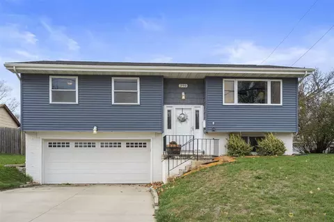 390 S 11th St, Marion, IA 52302