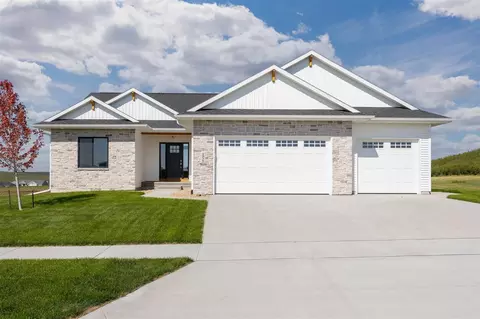 1535 Cardinal Dr, Fairfax, IA 52228