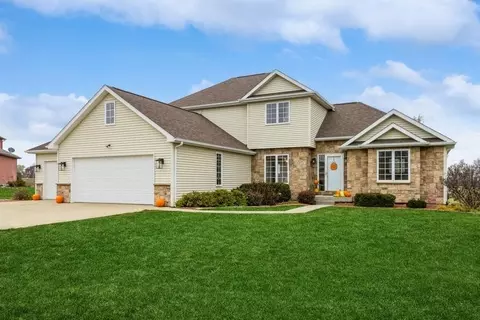 1317 Woodland Ct, Washington, IA 52353