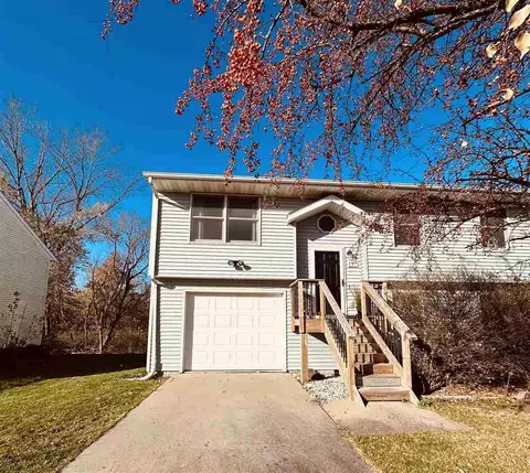 197 Parkview Ct, North Liberty, IA 52317