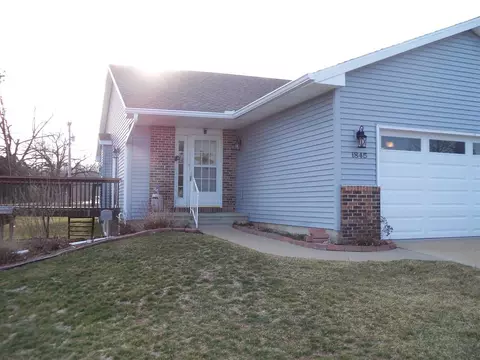 1845 Cominsky Ct, Ely, IA 52227